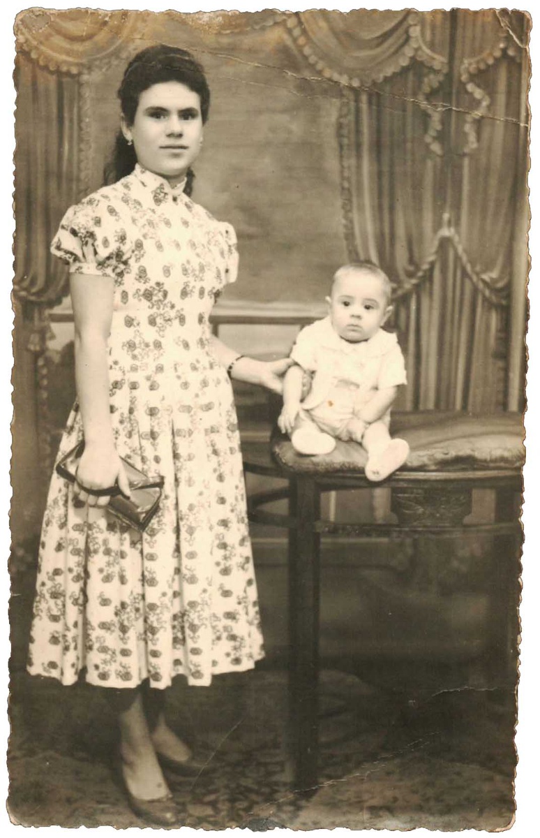 Arquivo pessoal de Eugénia Fernandes.&nbsp;Eugénia Fernandes com o filho Manuel António, cerca de 1958.