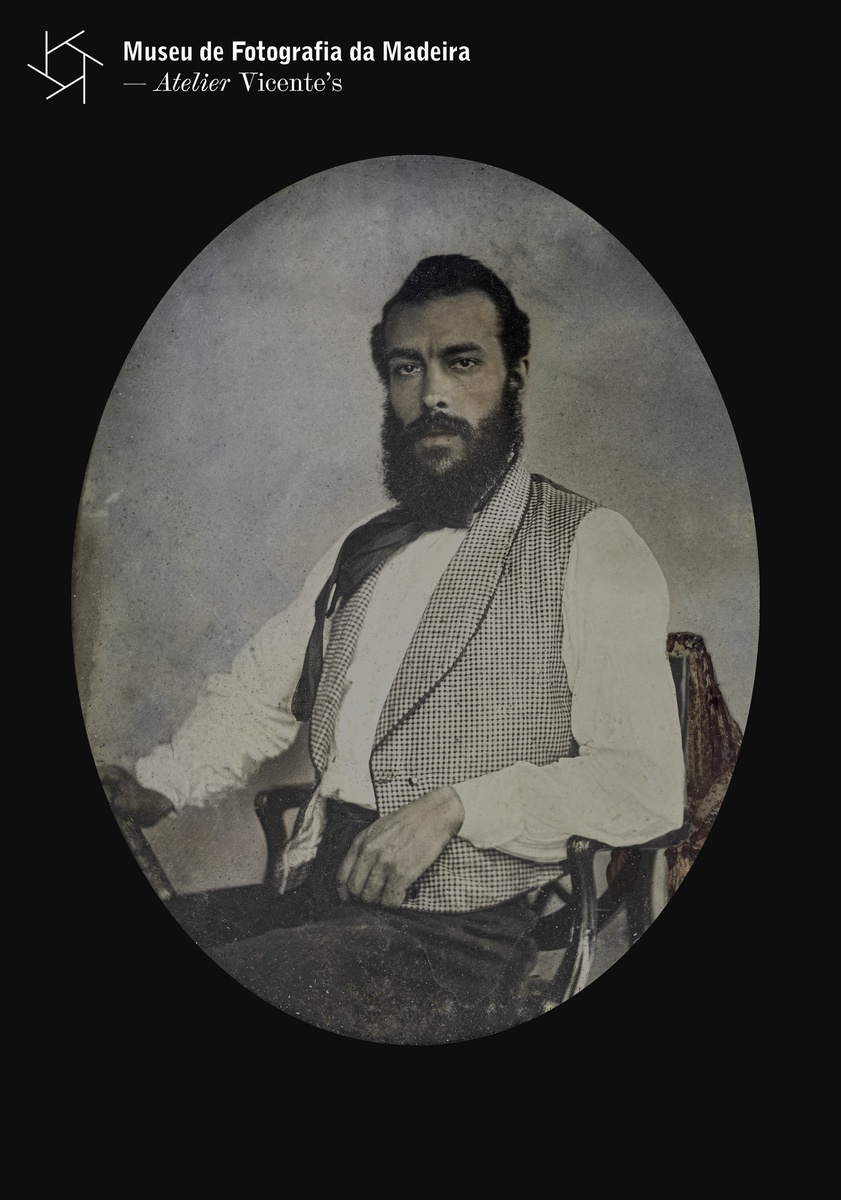 Photographia
Vicente (1863-1978) | Sem Título
(Autorretrato de Vicente Gomes da Silva) | 1856 | Ambrótipo colorido à mão | MFM
– AV, inv. VIC 21667