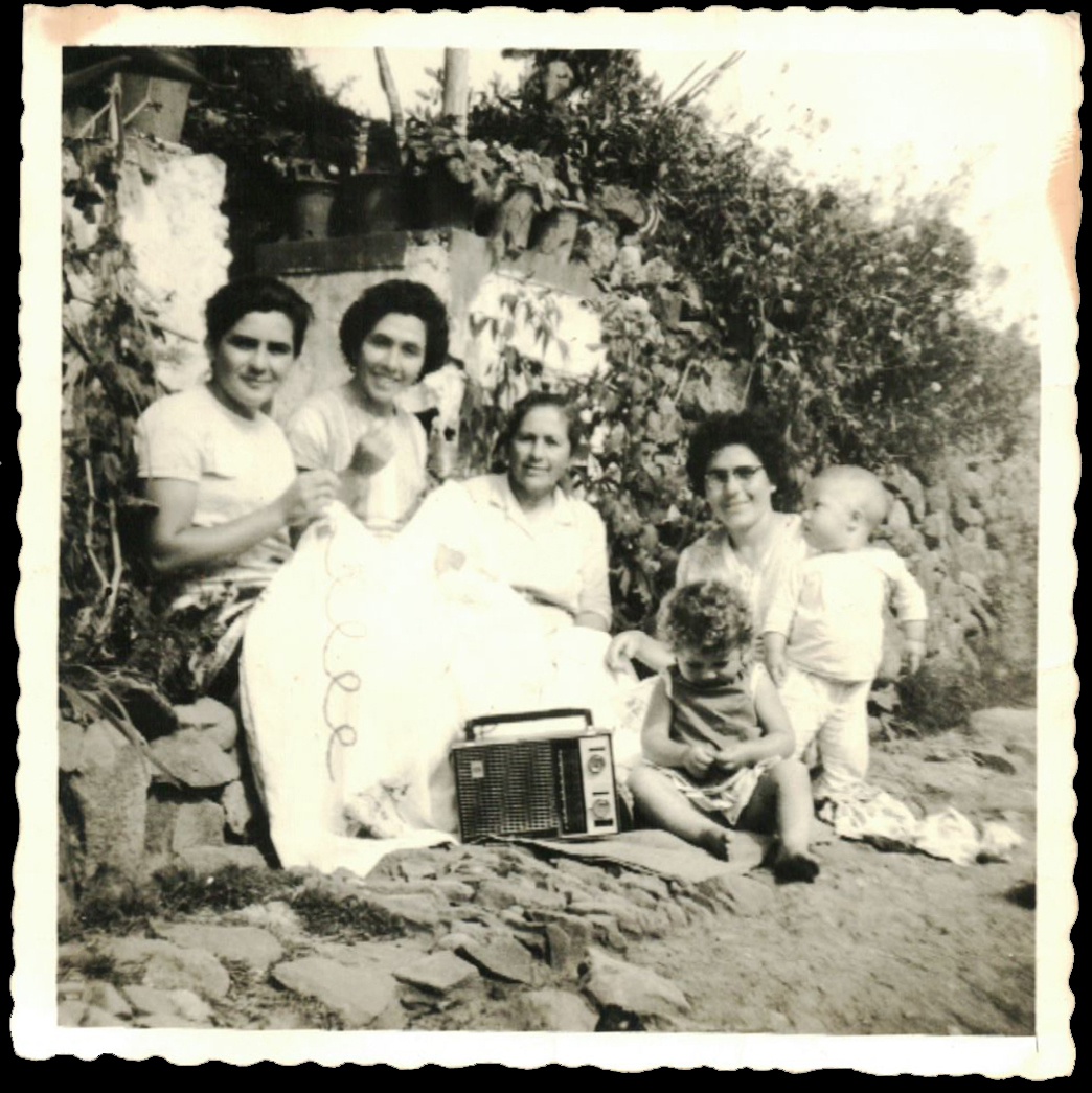 Arquivo pessoal de Eugénia Fernandes. Conceição Fernandes e filhas a bordar, Ribeira
Brava, finais década 1960