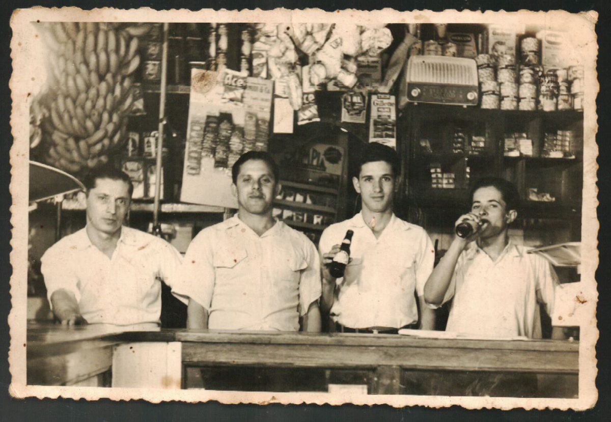 Arquivo pessoal de Eugénia Fernandes. David (terceiro a partir da esquerda) na sua venda
em Caracas, Venezuela. Cerca de 1955.