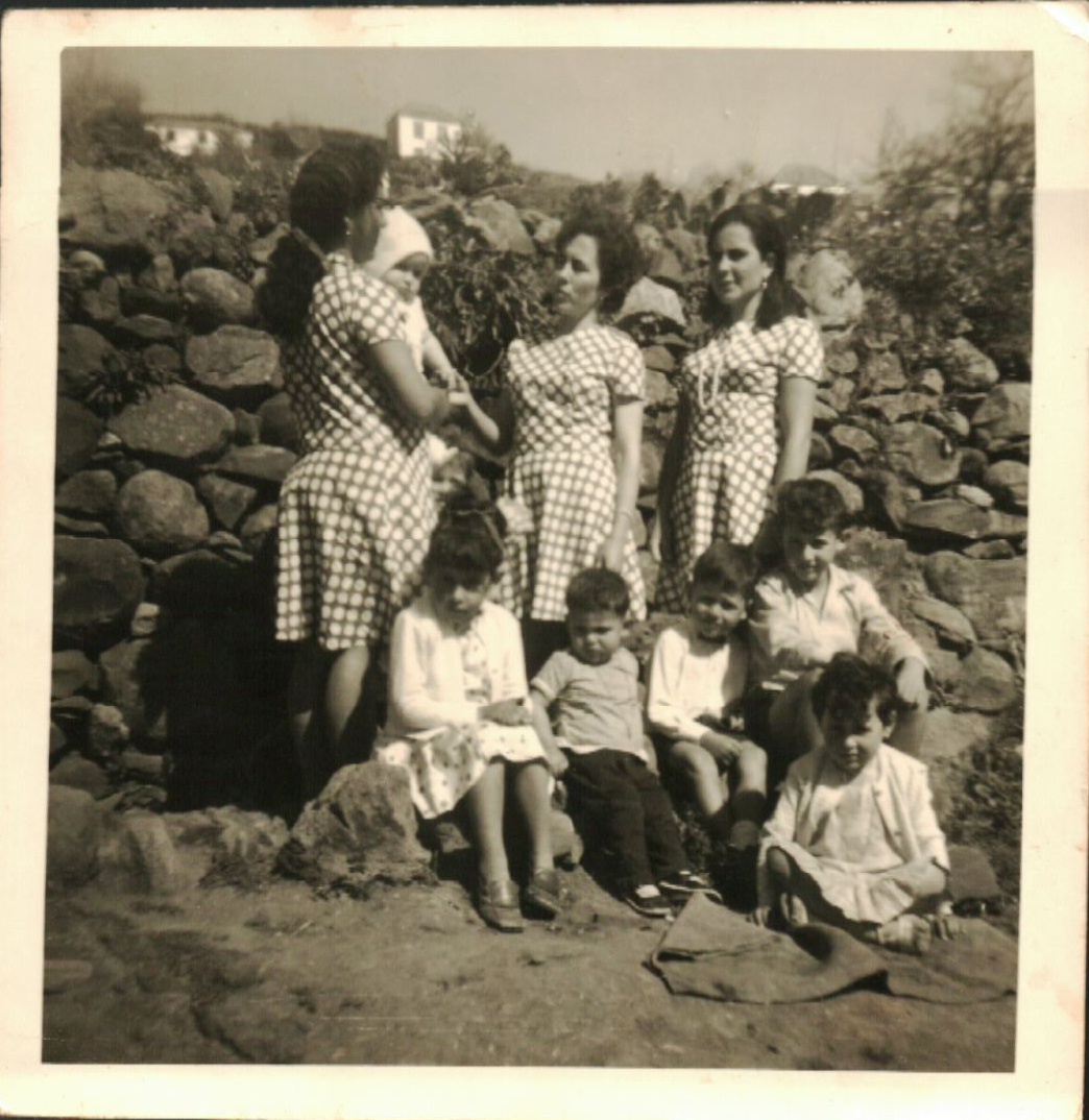 Arquivo pessoal de Eugénia Fernandes. Irmãs Fernandes e crianças, Ribeira Brava, finais
década 1960