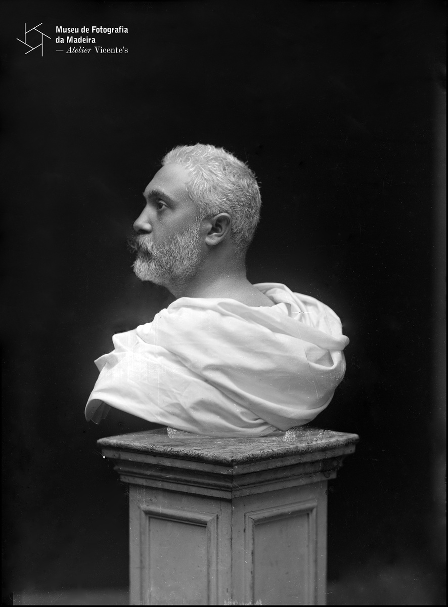Autorretrato (1890 – 1900) | Positivo digitalizado de um negativo de
vidro em gelatina e sais de prata | 16,4 x 11,9 cm | MFM-AV, Nº Inv. JAS/273 | Em
depósito na DRABM