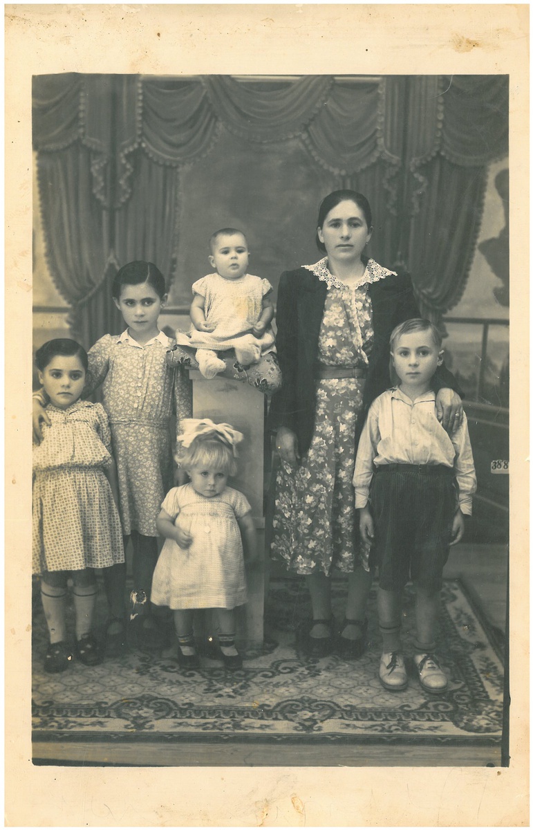 Arquivo pessoal de Eugénia Fernandes. Conceição Fernandes e filhos, Madeira, cerca de
1946 (exemplar sem fotomontagem com retrato do marido Augustinho Fernandes).