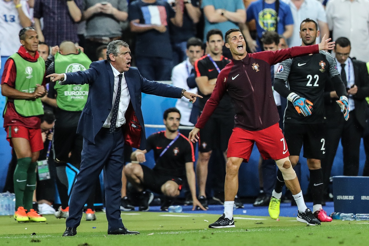 Fernando Santos e Cristiano Ronaldo protagonizaram um dos melhores momentos da final do Euro 2016. 