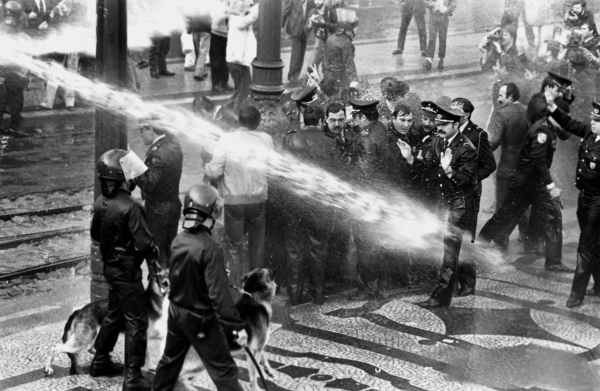 A carga policial, no Terreiro do Paço, no badalado protesto de alguns polícias.