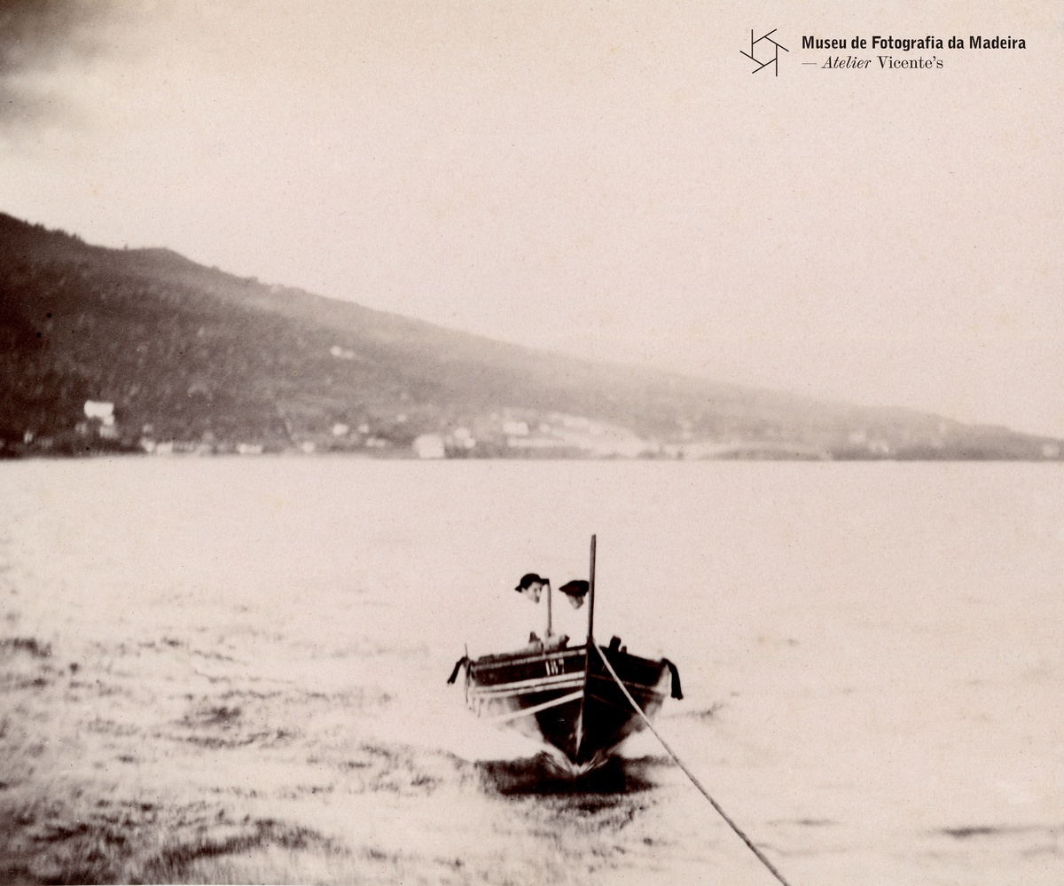 RENNÉ
MASSET | Barco a
reboque de uma embarcação na baía de Santa Cruz | 1887-01-23 | 9,6 x 11,5 cm |
Prova em albumina - MFM-AV, inv. RMA/2.10 | Em depósito no ABM