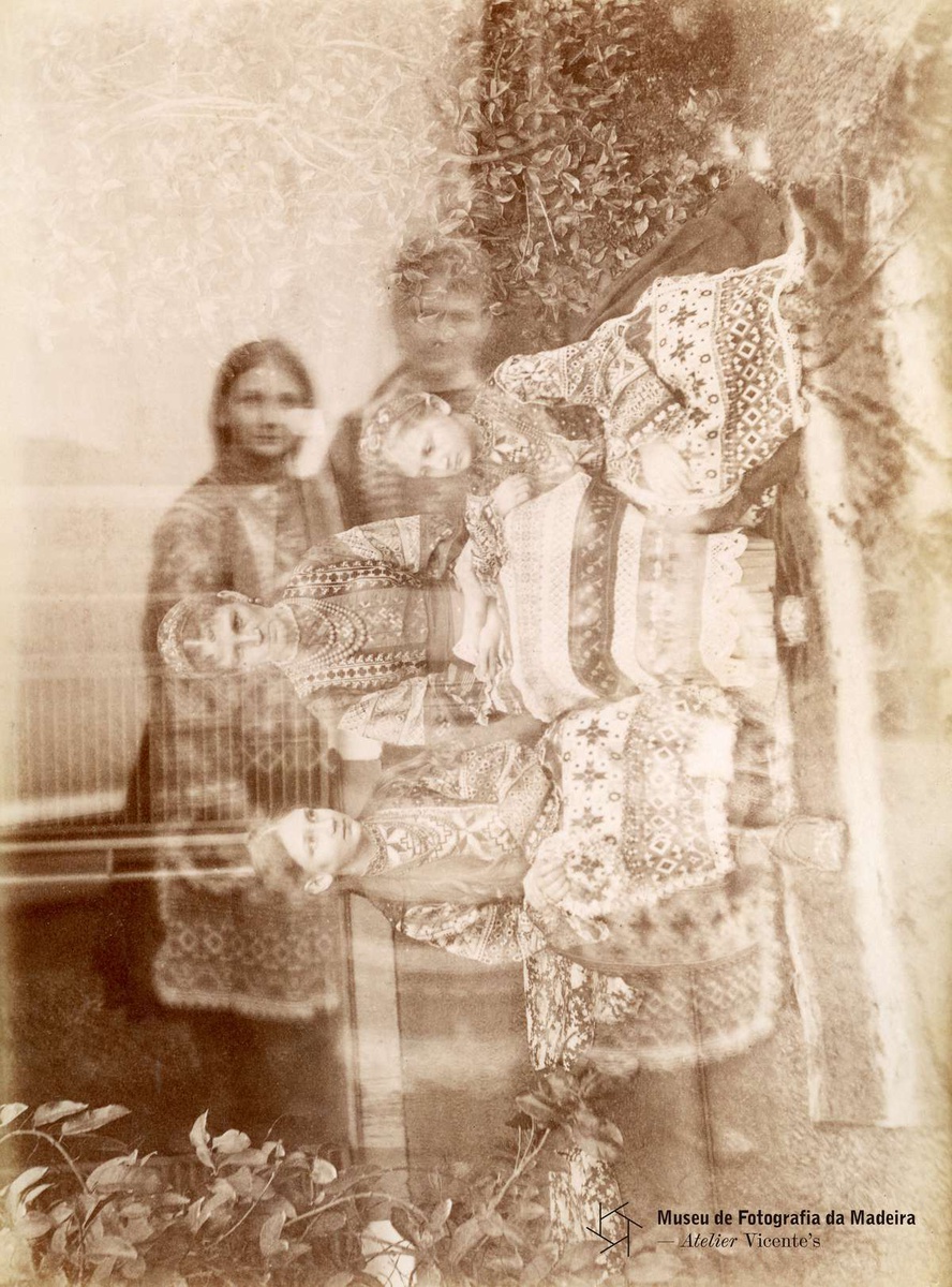 RENÉ
MASSET | Dupla exposição: Retrato de uma
mulher e duas crianças; retrato de uma mulher e uma criança, no pátio de uma
residência, local não identificado, Ilha da Madeira | Entre 1885 e 1895 | 12,1
x 16,5 cm | Prova em albumina | MFM-AV, inv. RMA/1.45