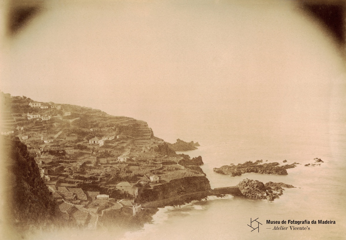 RENNÉ
MASSET | Vista da
freguesia do Seixal, concelho do Porto Moniz | Entre 1885 e 1895 | 12 x 16,9 cm
| Prova em albumina | MFM-AV, inv. RMA/2.67 | Em depósito no ABM