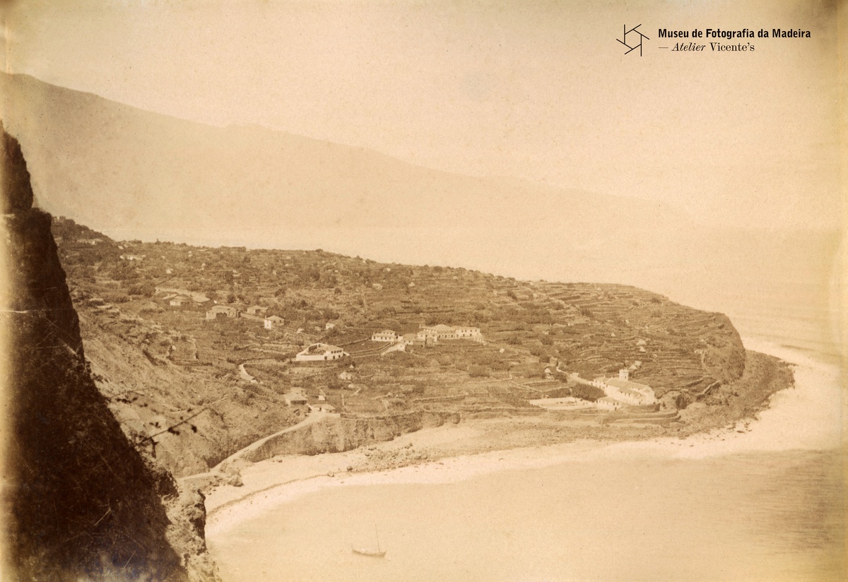 RENNÉ
MASSET | Vista da
freguesia da Ponta Delgada, concelho de São Vicente | Entre 1885 e 1895 - 11,9
x 16,9 cm | Prova em albumina | MFM-AV, inv. RMA/2.65 - Em depósito no ABM