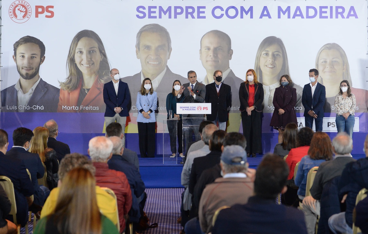Os cartazes de PS e PSD motivaram troca de 'galhardetes' entre Pedro Coelho e Miguel Silva Gouveia.