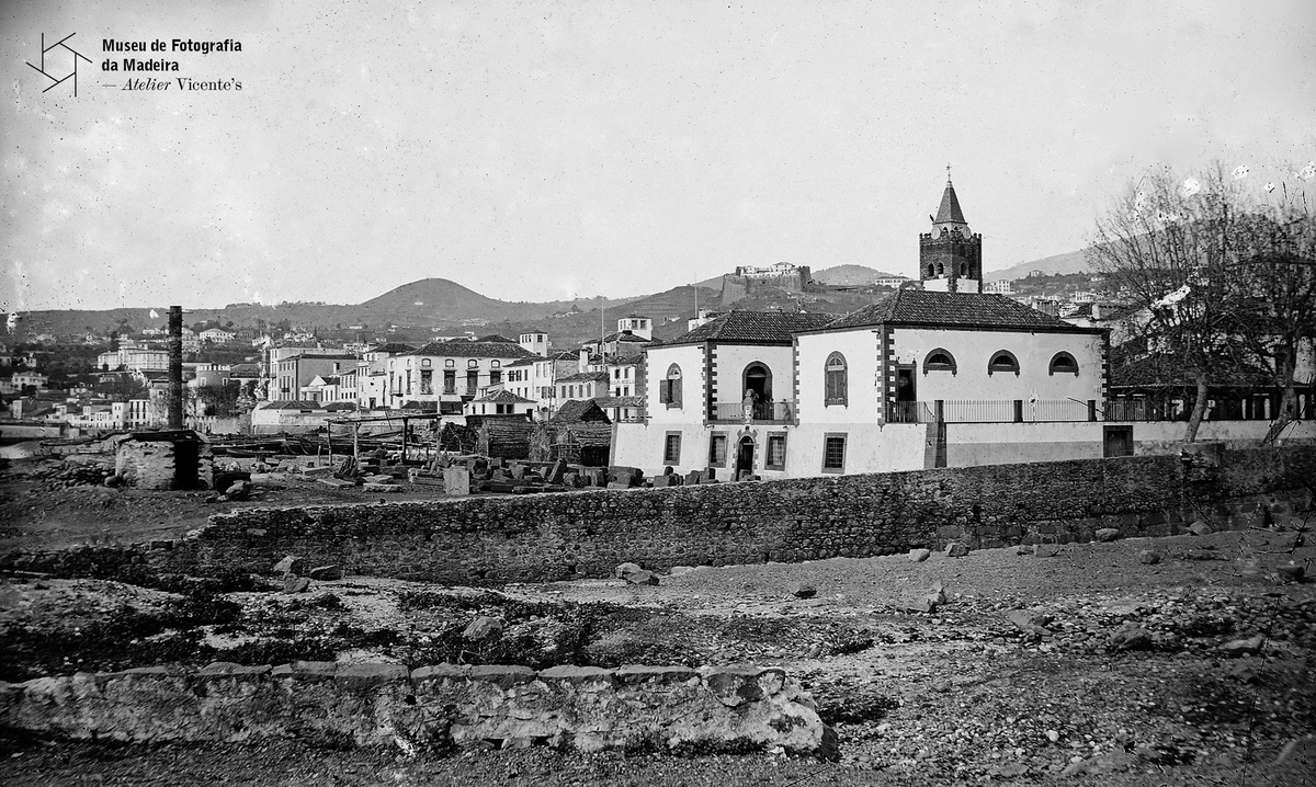 PHOTOGRAPHIA VICENTE | Vista da cidade do Funchal, destacando-se em primeiro plano a foz
da ribeira de Santa Luzia e o matadouro municipal | Anterior a 1872 | 6,8 x
10,2 cm | Negativo simples, vidro | Colódio | MFM-AV, inv. VIC/11 | Em depósito
na DRABM