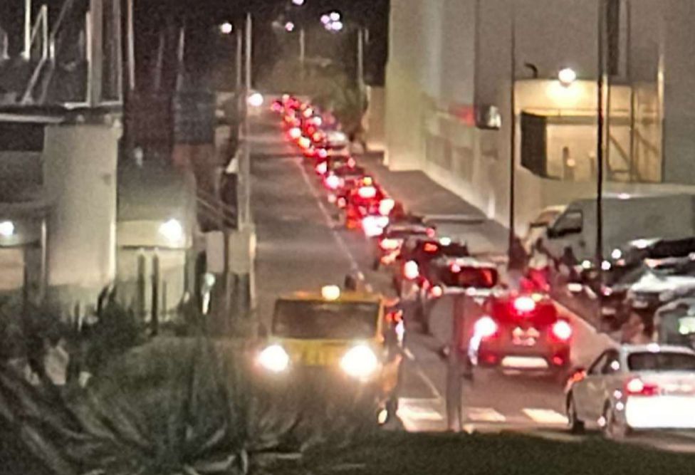 Longa fila 'empatou' quem chegou esta sexta-feira ao Porto Santo.