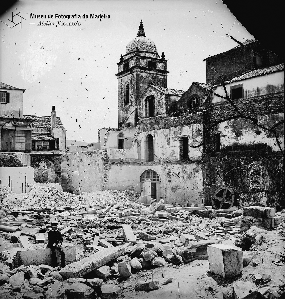 Ruínas do Convento de São Francisco e torre da igreja de São
Francisco, freguesia de São Pedro (atual freguesia da Sé), concelho do Funchal
| Entre 1866 e 1880. | 8,3 x 8,6 cm | Negativo simples, vidro | Colódio. MFM-AV,
inv | VIC/119 | Em depósito no ABM