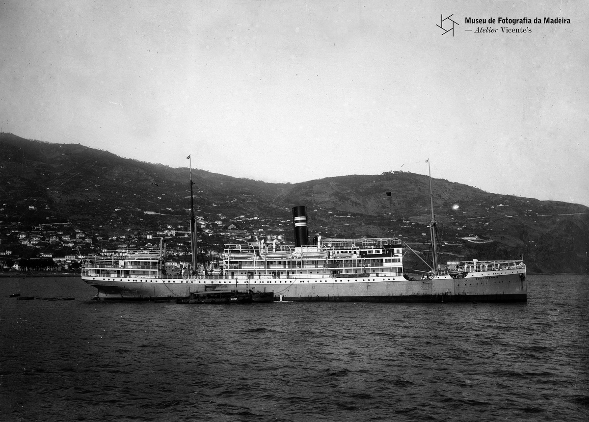 PERESTRELLOS PHOTOGRAPHOS | Navio “Henny Woermann” na baía do Funchal | Anterior a 1921 | 17,8
x 23,8 cm | Negativo simples, vidro | Gelatina e sais de prata | MFM-AV, inv.
PER/432 | Em depósito na DRABM