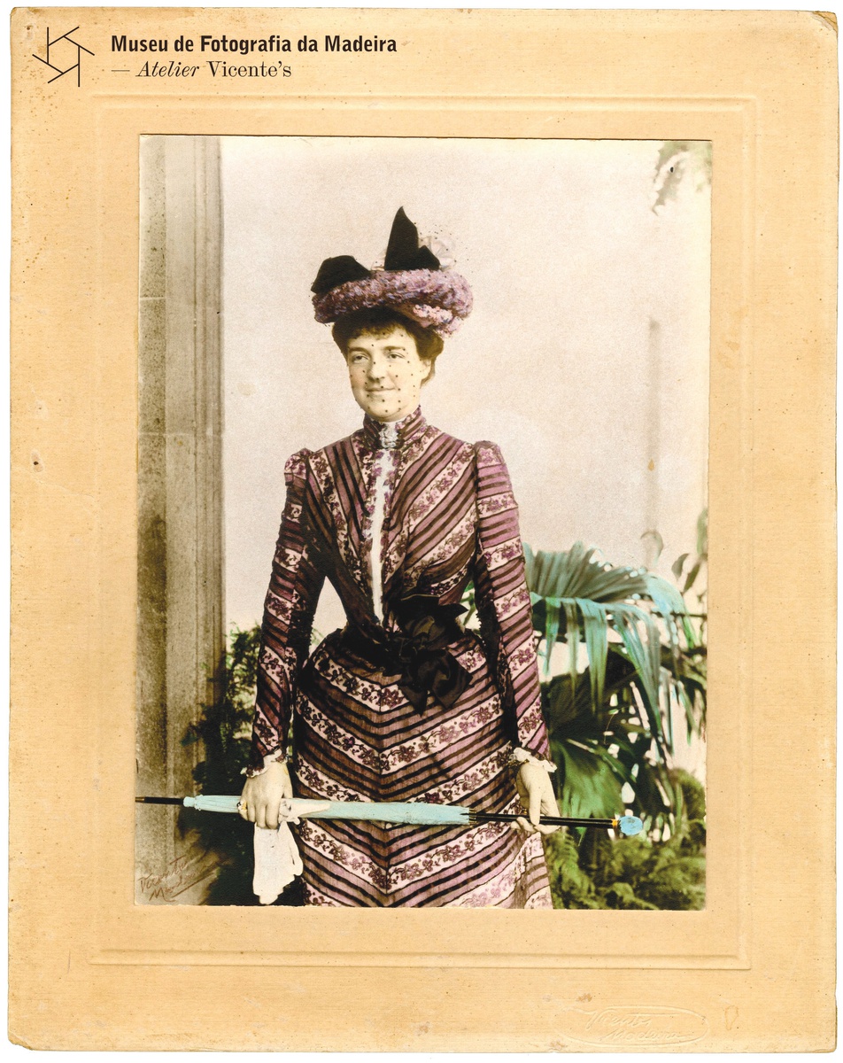 Photographia
Vicente (1863-1978) - Rainha de
Portugal, D. Amélia de Orleães (1865-1951) na varanda do Palácio de S. Lourenço
- 25 de junho de 1901 - Prova em gelatina e sais de prata, colorida à mão / 21
X 16,4 cm - MFM-AV, Nº Inv. VIC/21638 - Em deposito na DRABM