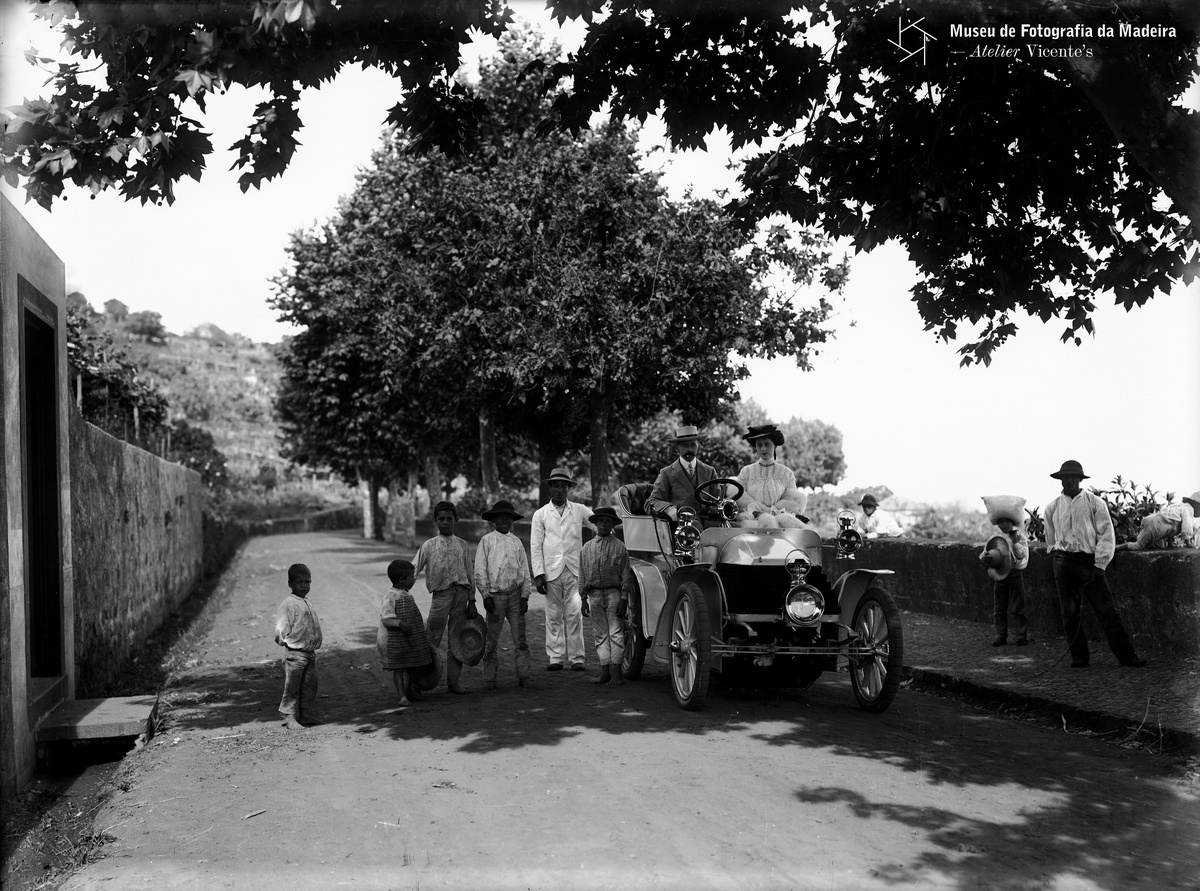 PHOTOGRAPHIA VICENTE | Harvey Foster e esposa no seu automóvel na Estrada Monumental,
freguesia de São Martinho, concelho do Funchal | 1904-05-17 | 17,8 X 23,8 cm | Negativo simples,
vidro | Gelatina e sais de prata | MFM-AV, inv. VIC/5183 | Em depósito na DRABM