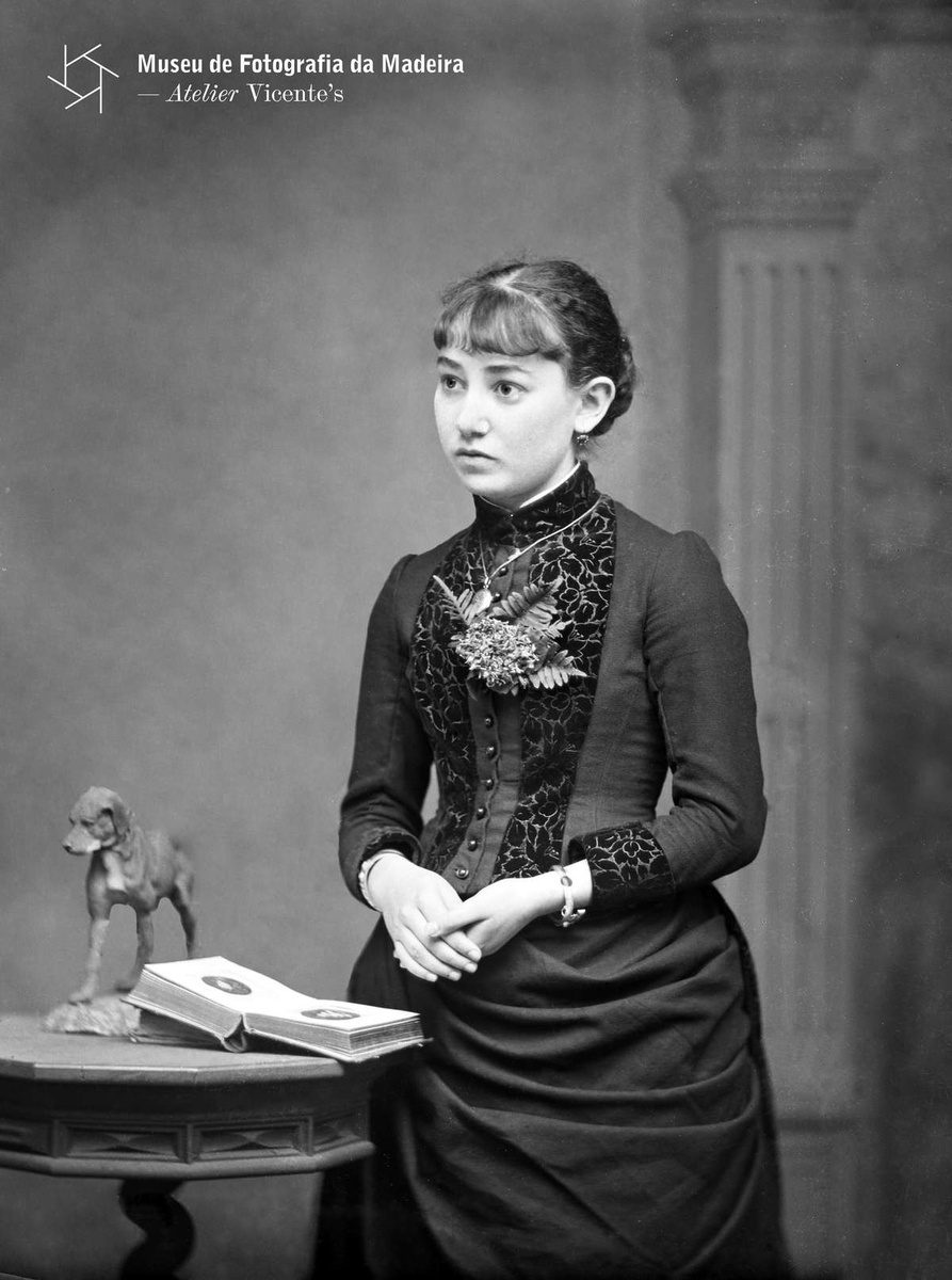 PHOTOGRAPHIA VICENTE | Retrato de uma mulher, filha de João Marques (três quartos) |
1886-02-15 | 10,7 x 8,3 cm | Negativo simples, vidro | Gelatina e sais de prata
| MFM-AV, Inv. VIC/925 | Em depósito no ABM