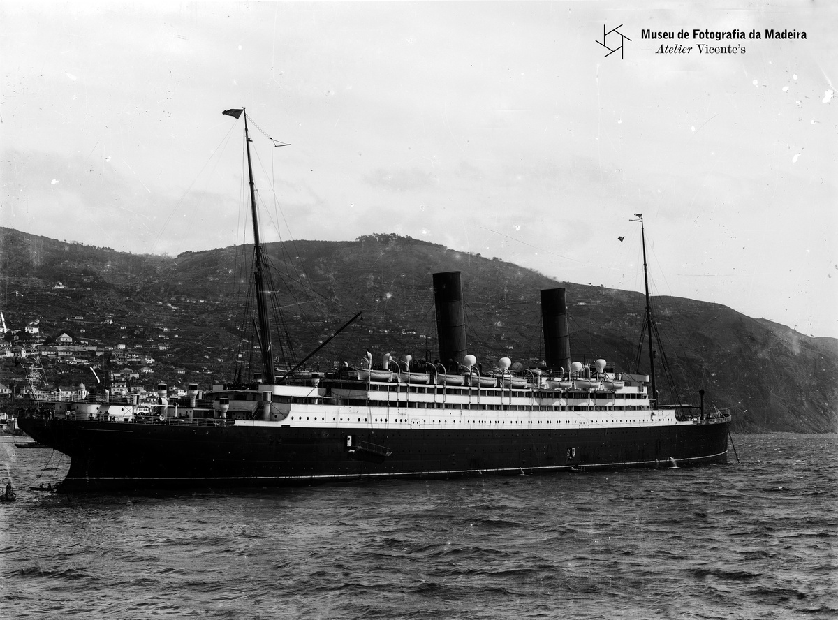 PERESTRELLOS PHOTOGRAPHOS | Navio “Caronia” da companhia “Cunard Line” na baía do Funchal | Sem
data | 17,8 x 23,8 cm | Negativo simples, vidro | Gelatina e sais de prata | MFM-AV,
inv. PER/436 | Em depósito na DRABM