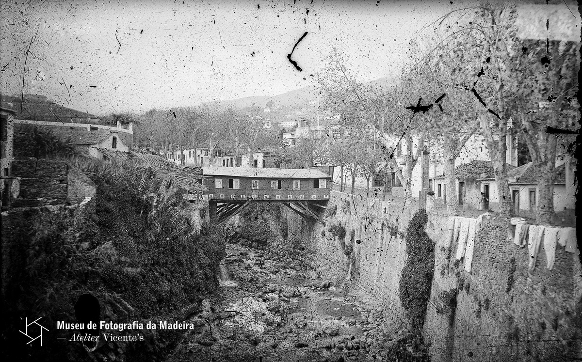 Ribeira de Santa Luzia, vista de jusante/montante,
observando-se, sobre a ribeira, o denominado “Vapor” (banhos públicos),
concelho do Funchal | Entre 1852 e 1898 - 6,9 x 10,1 cm | Negativo simples,
vidro | Colódio | MFM-AV, inv. VIC/15 - Em depósito no ABM