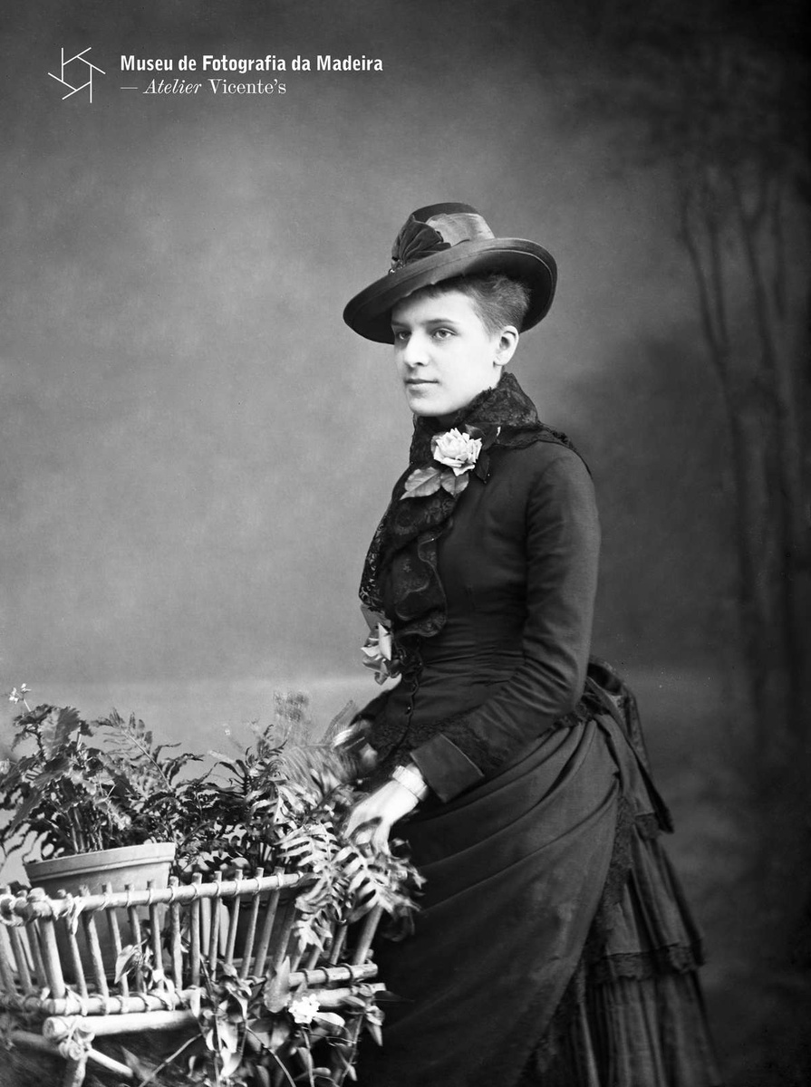 PHOTOGRAPHIA VICENTE | Retrato de Teresa de Jesus Marques | (três quartos) | 1886-03-25 | 10,7
x 8,3 cm | Negativo simples, vidro | Gelatina e sais de prata | MFM-AV, Inv.
VIC/962 | Em depósito no ABM