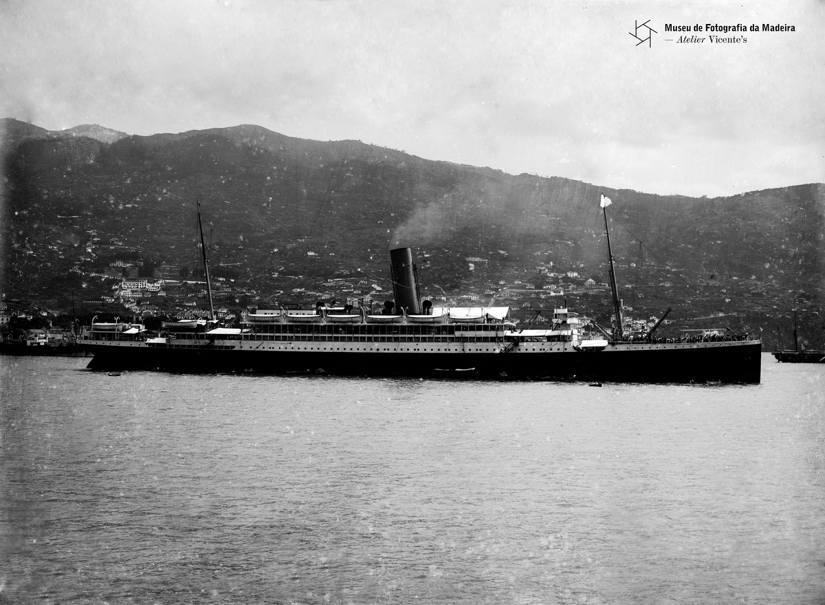 PERESTRELLOS PHOTOGRAPHOS | Navio “Amazon” na baía do Funchal | Sem data | 17,8 x 23,8 cm | Negativo
simples, vidro | Gelatina e sais de prata | MFM-AV, inv. PER/446 | Em depósito
na DRABM