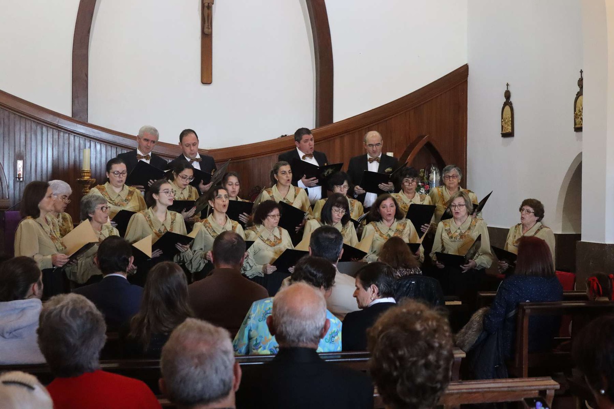 O Grupo Coral da Casa do Povo de São Roque do Faial numa actuação.&nbsp;
