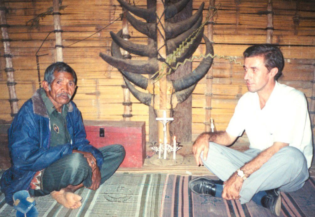 Em 2003, em Lete Foho, Ermera, Timor-Leste, com um chefe local, Armindo de Deus.