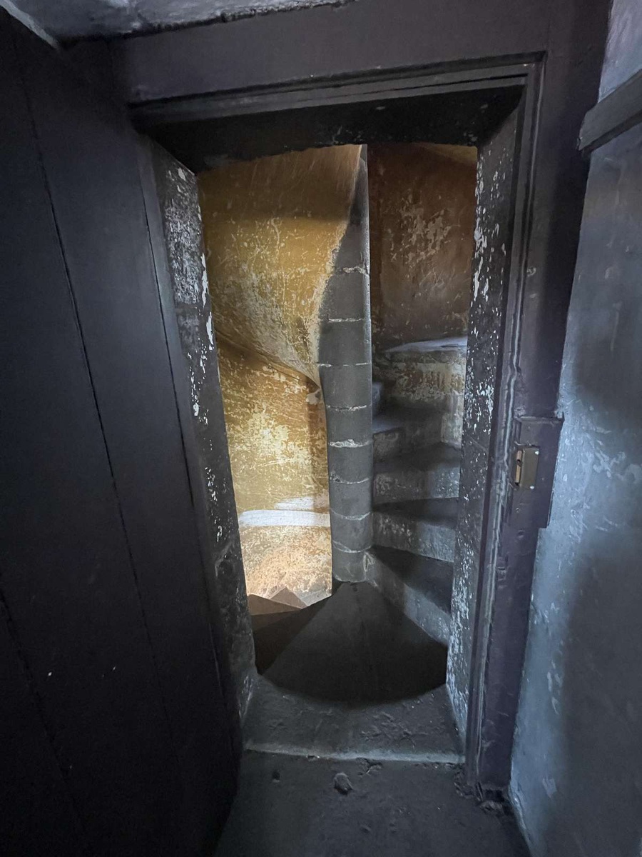 O acesso à torre faz-se por meio de 160 degraus.&nbsp;