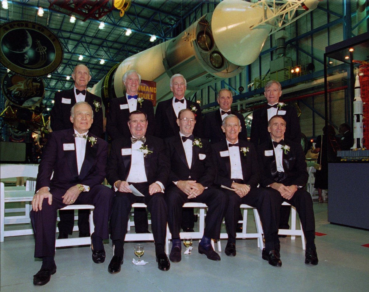 Astronautas do programa Apollo (sentados da esquerda para a direita, Buzz Aldrin, Apollo 11; Richard Gordon, Apollo 12; Edgar Mitchell, Apollo 14; Charlie Duke, Apollo 16; e Walter Cunningham, Apollo 7, e de pé da esquerda para a direita, Thomas Stafford, Apollo 10; Russell Schweickart, Apollo 9; Gene Cernan, Apollo 17; William Anders, Apollo 8; e John Young, Apollo 10 e Apollo 16) numa reunião em 1997.