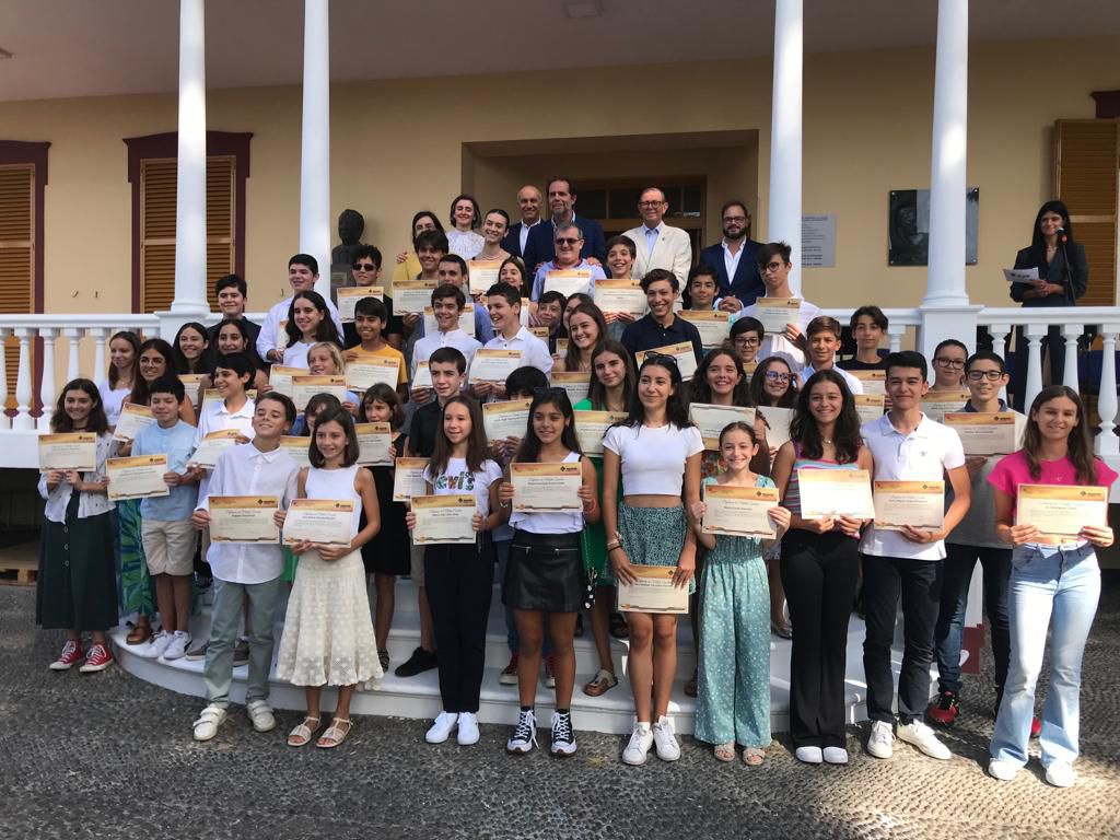Alunos do Ensino Artístico Especializado com diplomas de mérito.