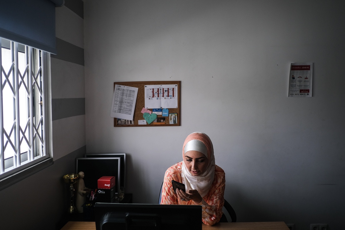 Ghalia Taki, refugiada síria, conversa por telefone com um psicólogo, no Serviço Jesuíta aos Refugiados. Sente-se&nbsp; integrada em Portugal, é intérprete e mediadora do Serviço Jesuía aos Refugiados.&nbsp;