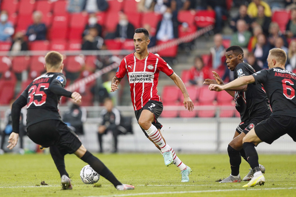 Benfica vence PSV e se aproxima da fase de grupos da Champions