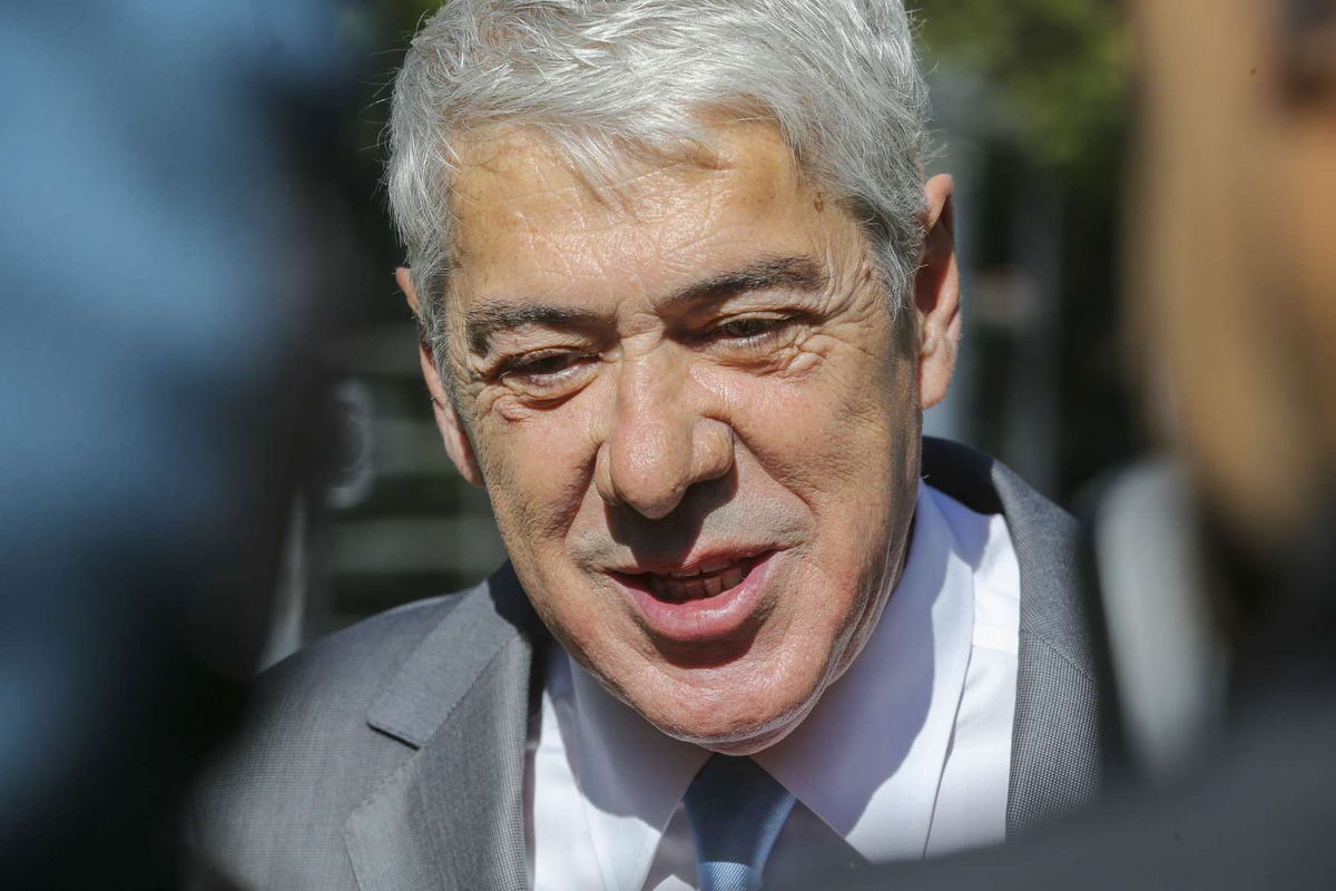 Esta não foi a primeira demissão de um primeiro-ministro português. José Sócrates, Pedro Santana Lopes, Durão Barroso ou António Guterres, para referir apenas os mais recentes, também apresentaram a sua demissão do cargo por circunstâncias diversas.&nbsp;