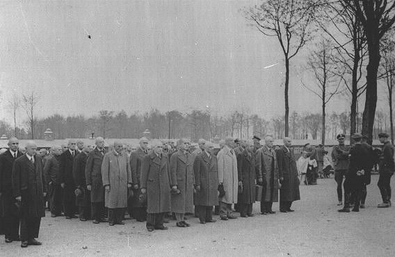 Prisioneiros recém chegados ao campo de concentração de Buchenwald. Buchenwald, Alemanha, 1938-1940.