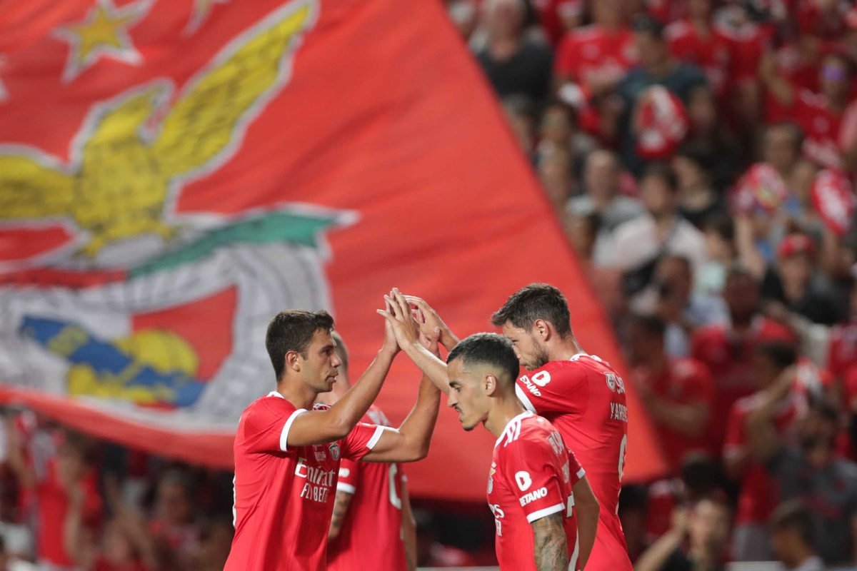 Benfica vence PSV e se aproxima da fase de grupos da Champions