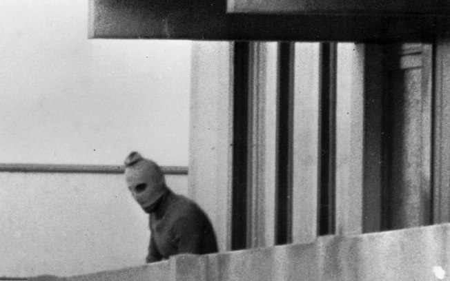 Terrorista palestino no terraço da Vila Olímpica, em Munique de 1972