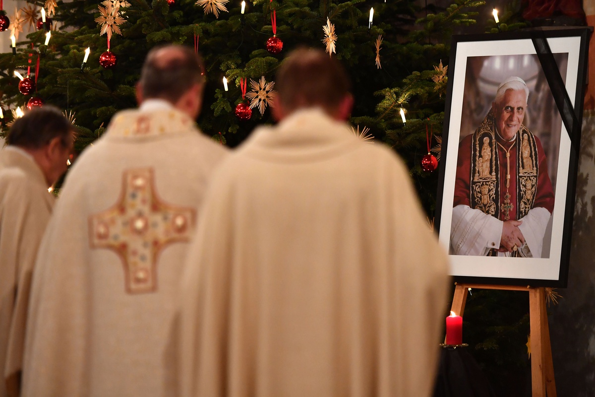 Em celebração no Vaticano, Papa expressa gratidão a Bento XVI