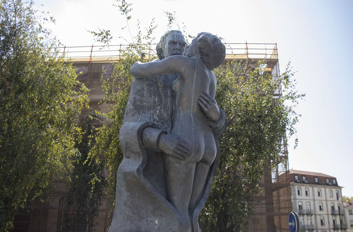 Petição no Porto pediu a remoção da estátua de Camilo Castelo Branco, devido ao teor moral da imagem. Foto Catarina Seemann/GlobalImagens
