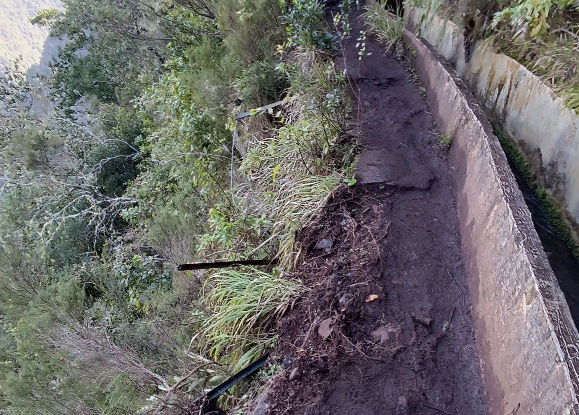 O mau tempo das últimas semanas fez cair algumas árvores, bem como originou alguns deslisamentos de terras, levando a estragos ao longo da Levada do Furado, que liga o Ribeiro Frio à Portela.&nbsp;