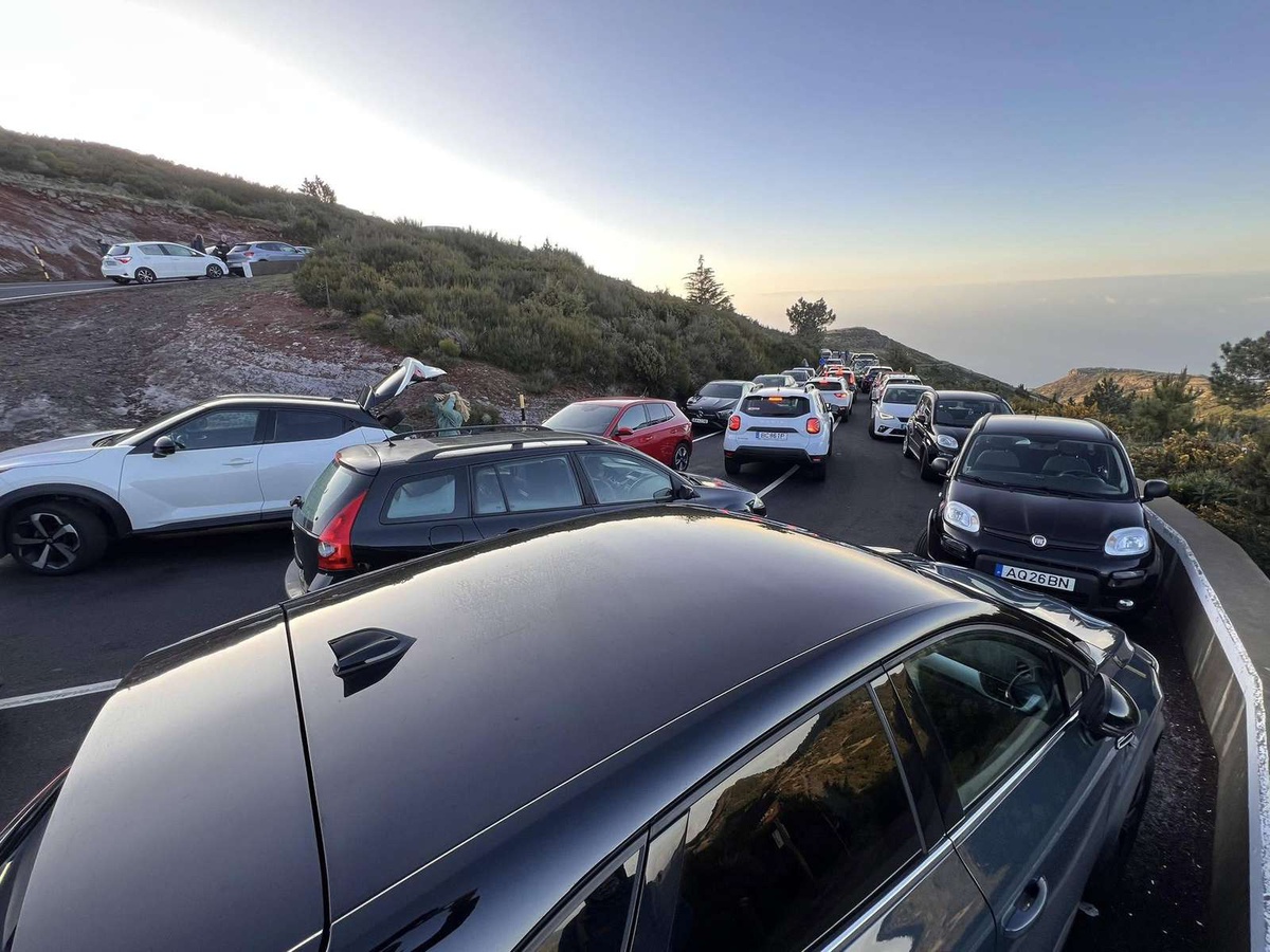 As complicações devido ao estacionamento irregular e abusivo por parte de turistas têm sido várias vezes denunciadas.&nbsp;