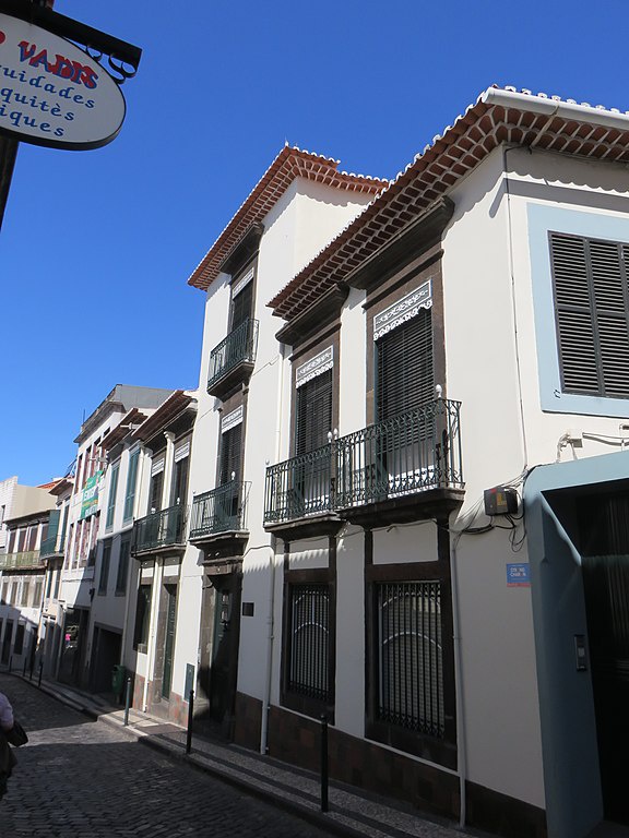 Vista para ocidente do antigo solar torreado dos viscondes das Nogueiras, à rua da Mouraria. Foto de agosto de 2019. Atribuição: PESP / Wikimedia CC-BY-SA 4.0