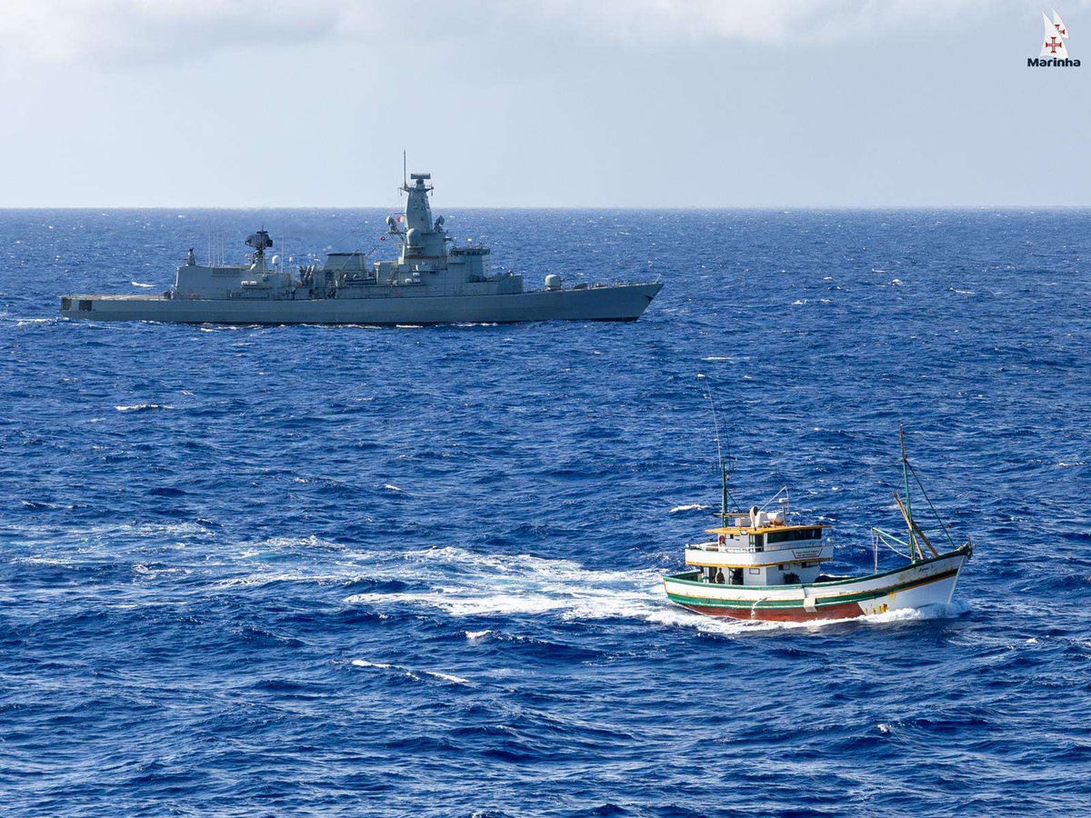 Um dos dois barcos de pesca brasileiros abordados pela PJ e Marinha Portuguesa. FOTO MARINHA PORTUGUESA