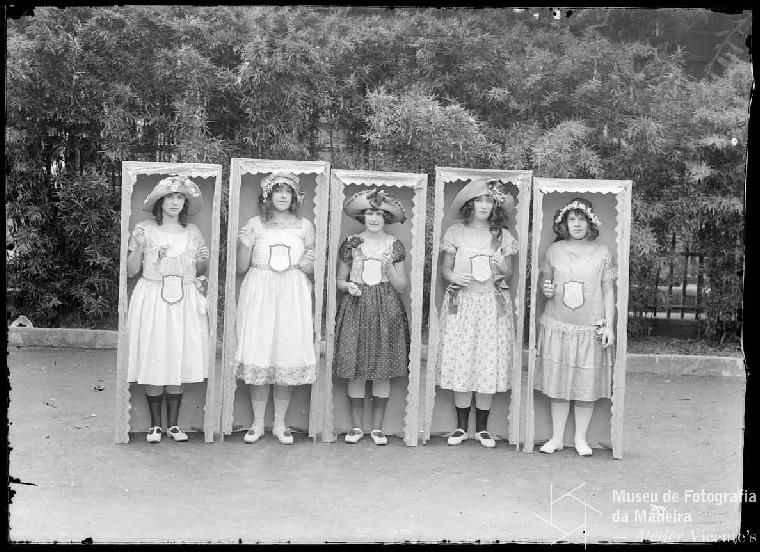 Disfarces de Carnaval "Caixa de Bonecas", da primeira metade do século XX. Atelier Vicente's/Arquivo e Biblioteca da Madeira