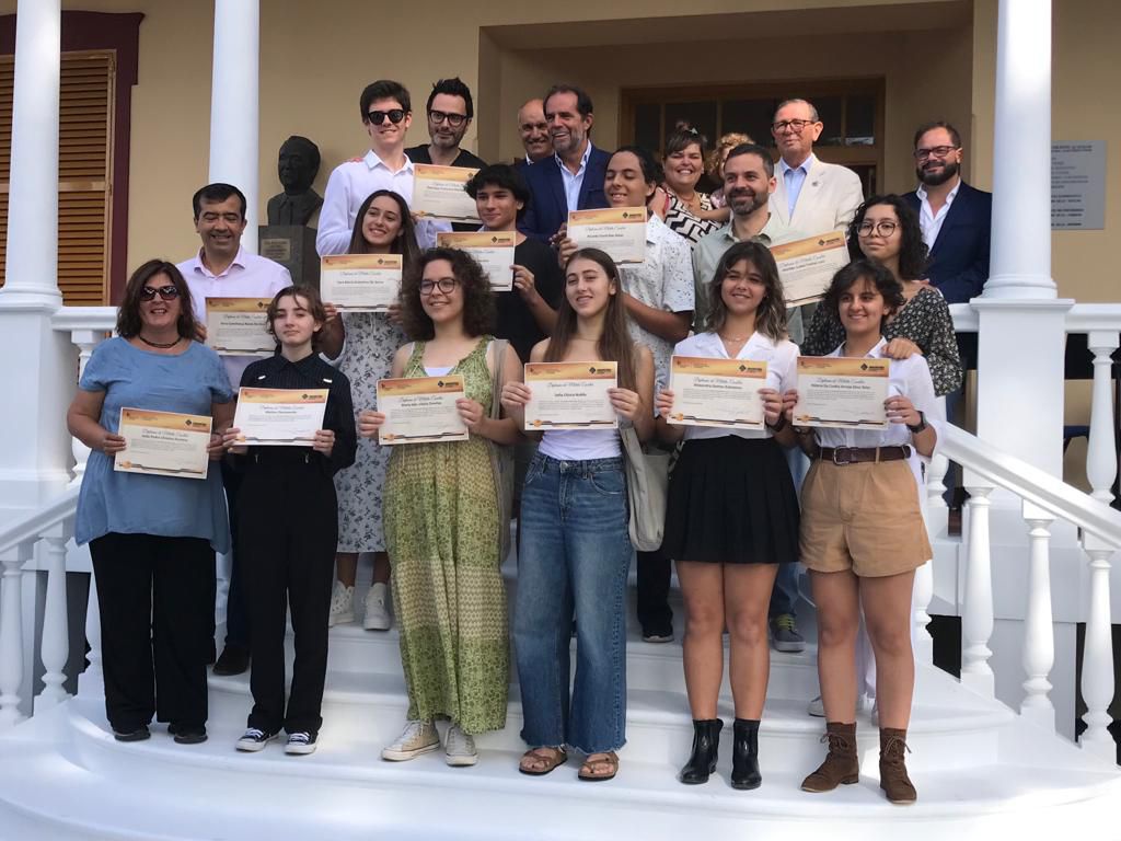 Alunos do Cursos Profissionais com diplomas de mérito.