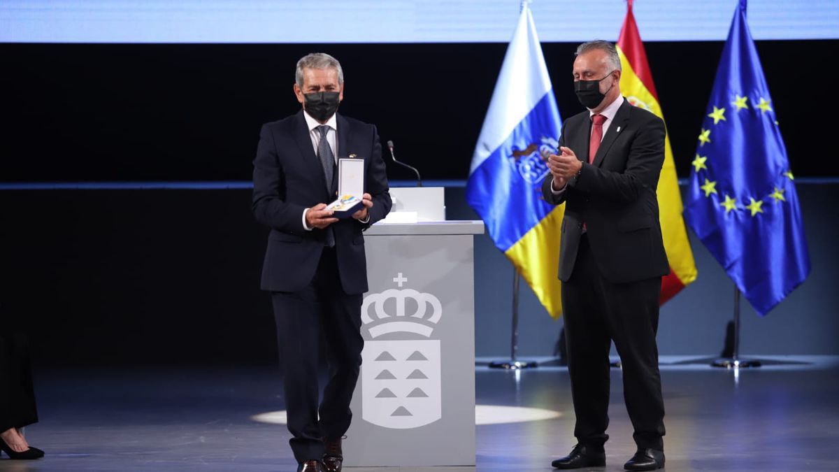Antonio Armas foi agraciado, com a Medalha de Ouro, pelo Governo de Canárias, em 2021.