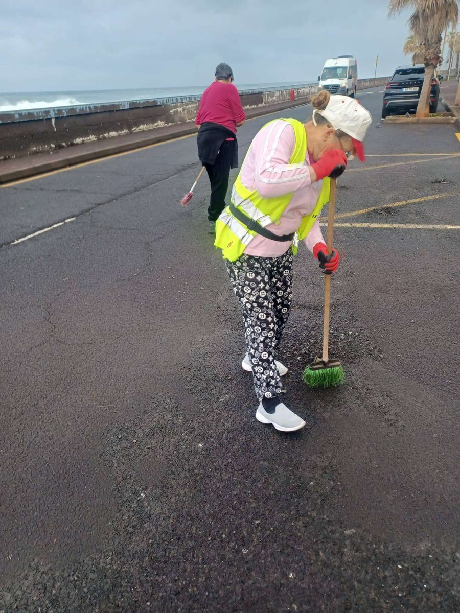 Fotos da limpeza feita pelos funcionários da Junta de Freguesia