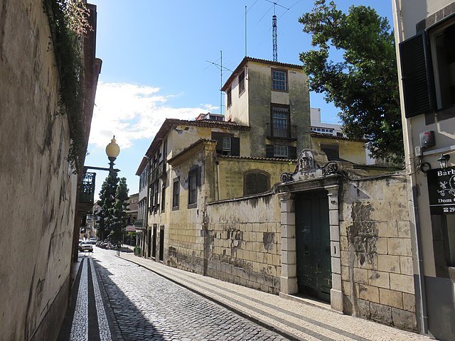 Rua da Carreira e solar torreado dos condes de Canavial, tirado de poente, em maio de 2019. Atribuição: PESP / Wikimedia CC-BY-SA 4.0