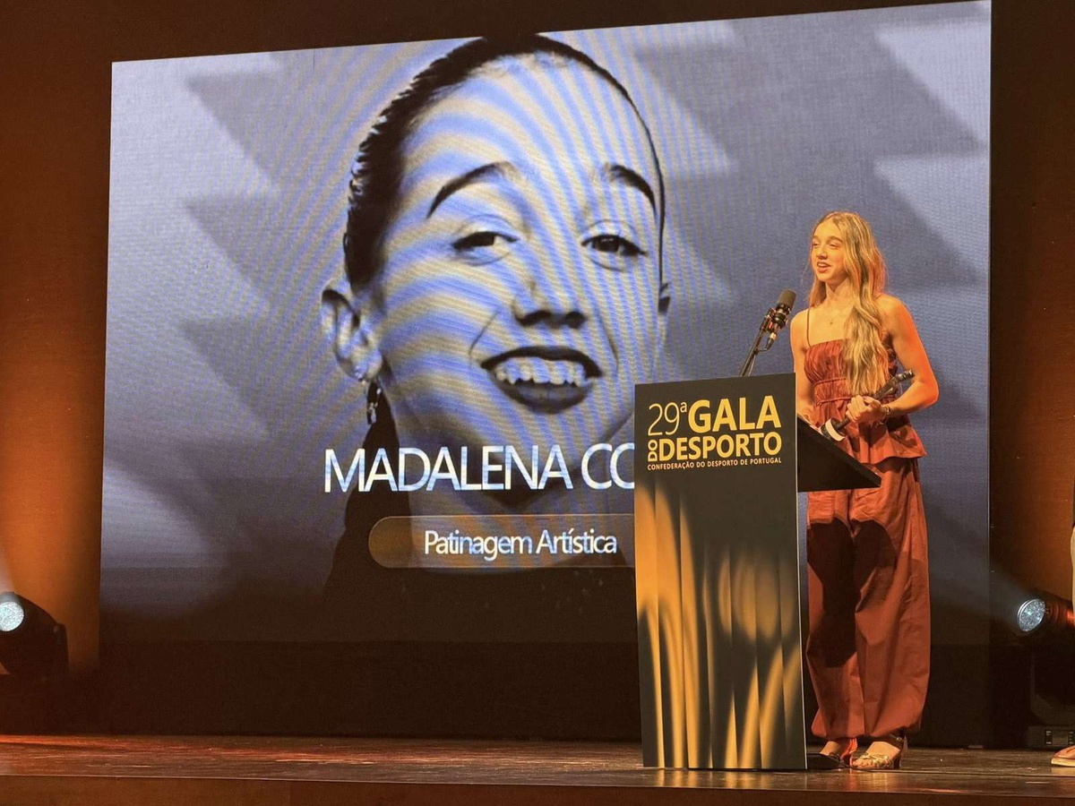 Madalena Costa recebendo o troféu.&nbsp;