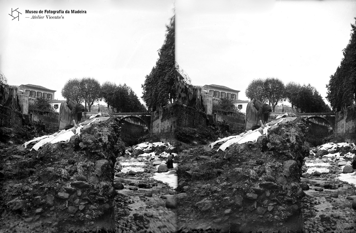 JOAQUIM
AUGUSTO DE SOUSA | Mulher a colocar
roupa a corar na Ribeira de Santa Luzia, concelho do Funchal | Entre 1888 e
1905 | 10,8 x 16,4 cm| Negativo estereoscópico, vidro | Gelatina e sais de
prata | MFM-AV, inv. JAS/283 | Em depósito no ABM