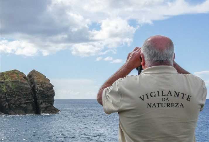 Vigilante da natureza nas ilhas dos Açores.&nbsp;